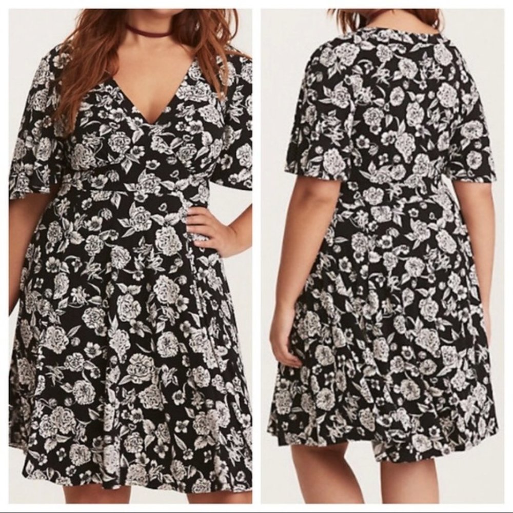 TORRID Dress Black White Floral Print V Neck Flutter Sleeve Mini Length Size 2